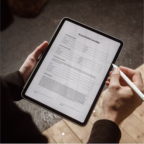 Un contrat d’achat immobilier qu’une personne remplit sur une tablette avec DocuSign eSignature.