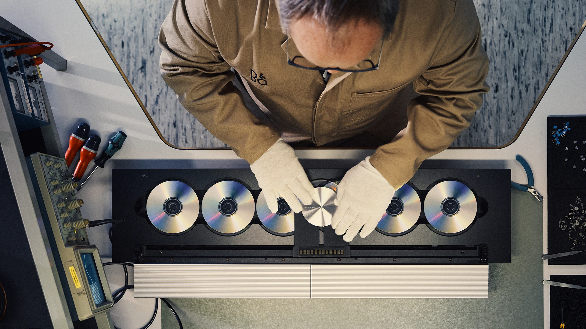 Men restoring Beosound 9000 in the factory