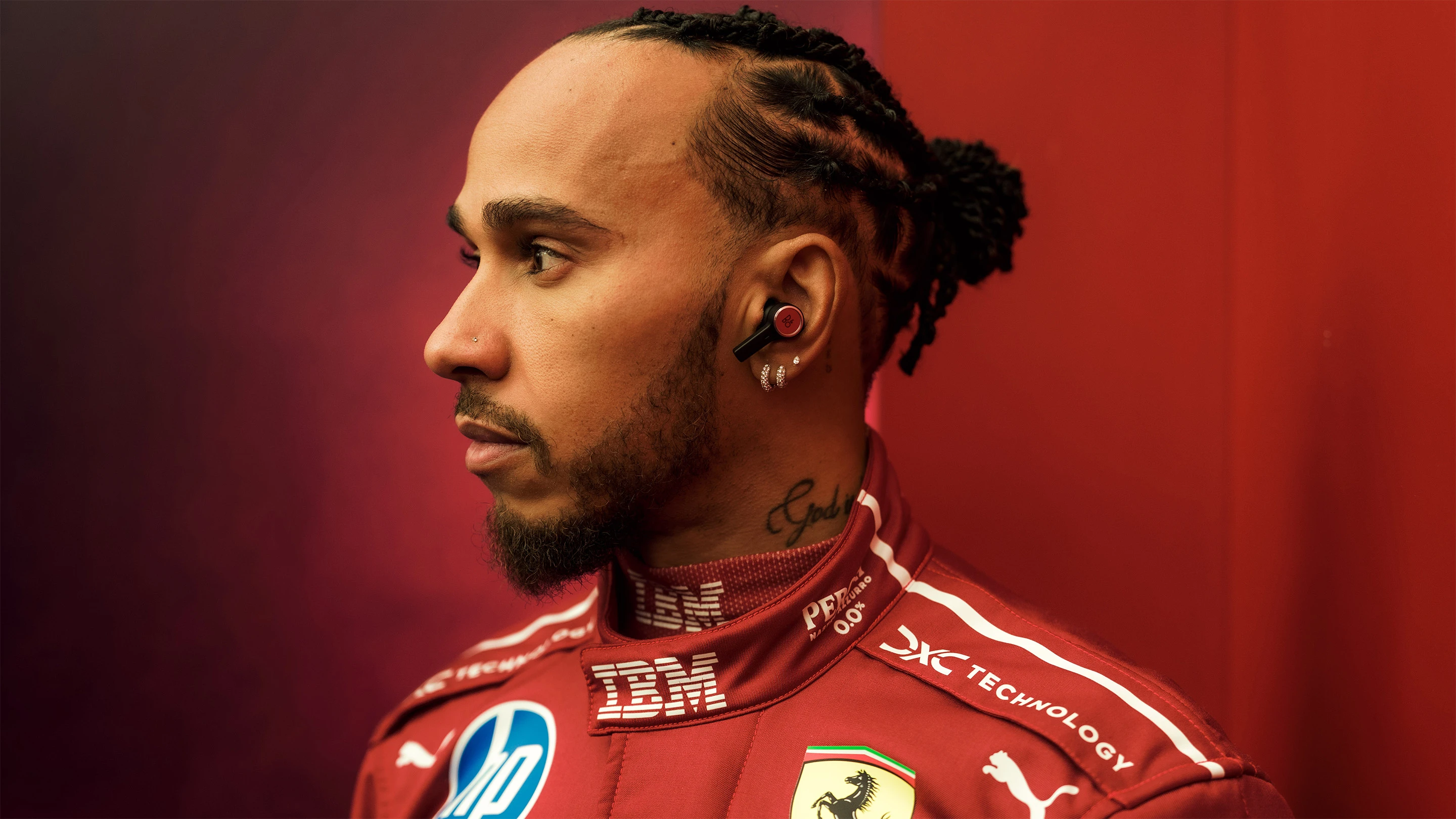 F1 Ferrari driver wearing the Beoplay H100 in Hourglass Sand