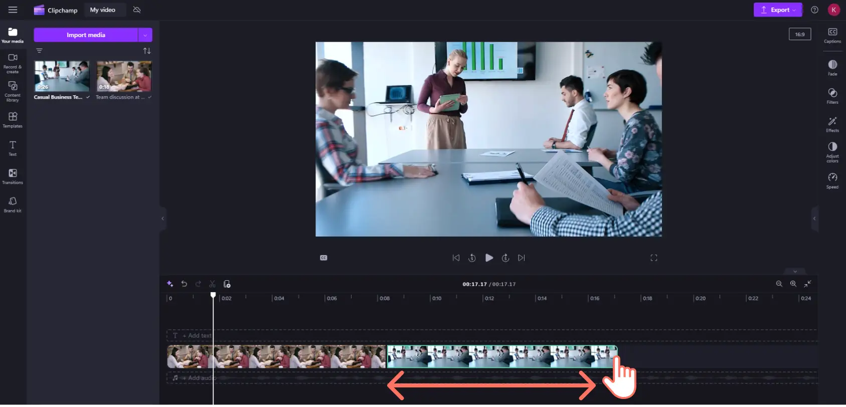 Een afbeelding van een Clipchamp-gebruiker die een videoclip inkort in de tijdlijn.
