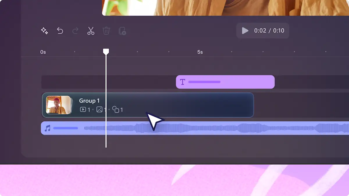Ein Benutzer gruppiert Video-Assets, um ein Video in Clipchamp zu erstellen.