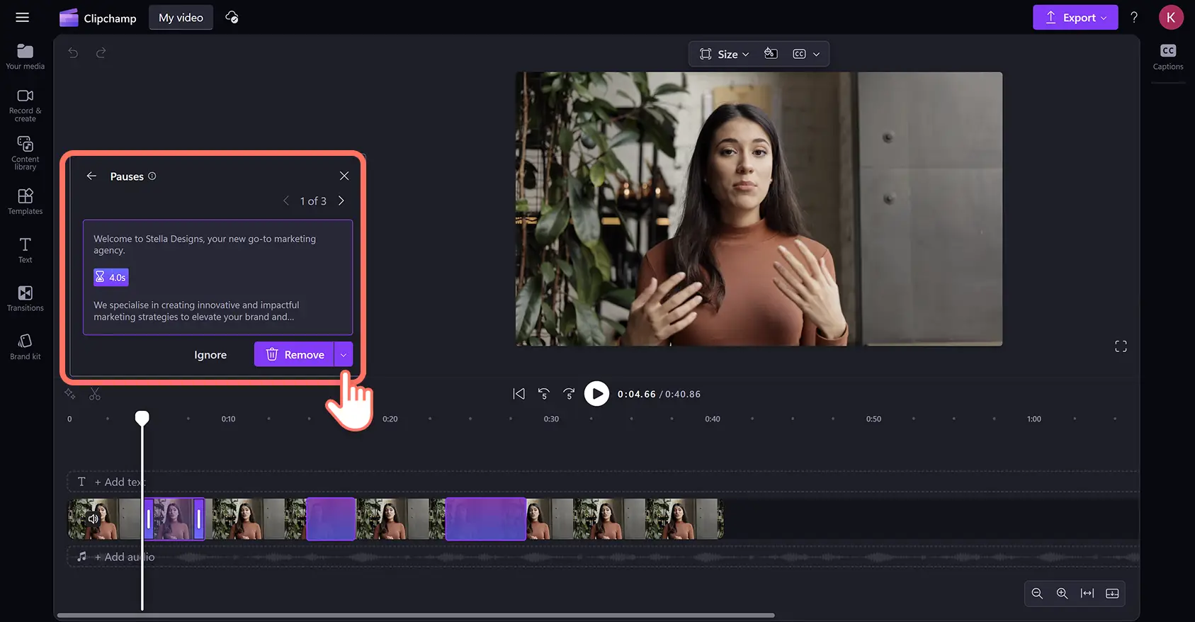 Een gebruiker die gedetecteerde pauzes verwijdert in het venster voor automatisch knippen in de Clipchamp-video-editor. 