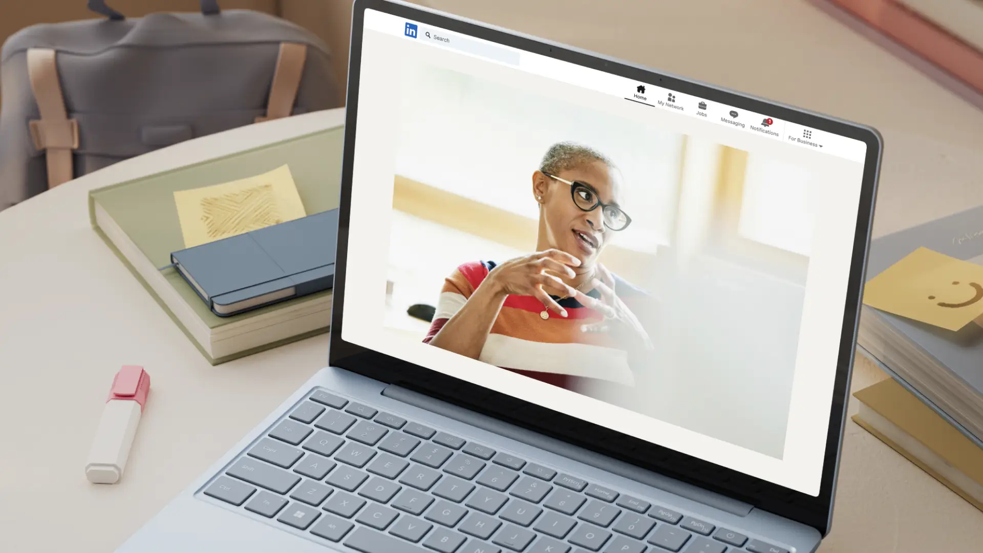 Een afbeelding van een laptop met een webbrowser-tab geopend op LinkedIn.