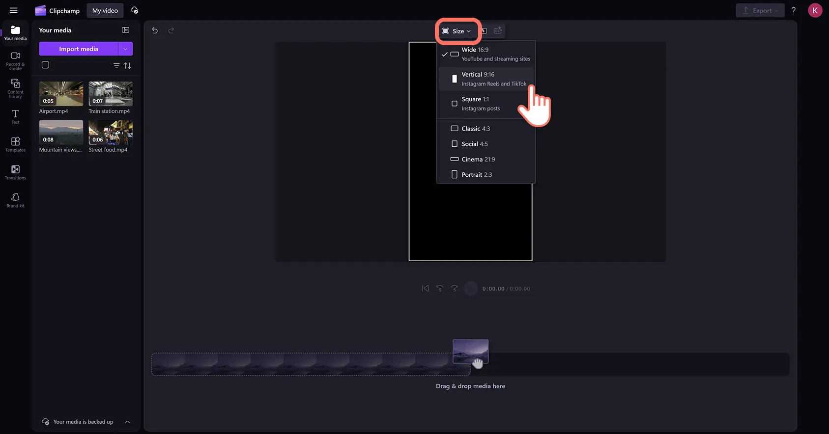 Пайдаланушы Clipchamp бейне редакторында саяхаттың маңызды сәттерін бейнелейтін видеоның пропорциясын өзгертуде.