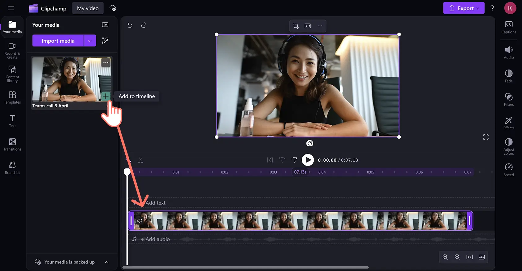 Clipchamp 動画エディターで動画アセットをタイムラインにドラッグ アンド ドロップしているユーザー。