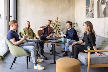 N26 Team, Two women during lunch in the office with flower in the front.